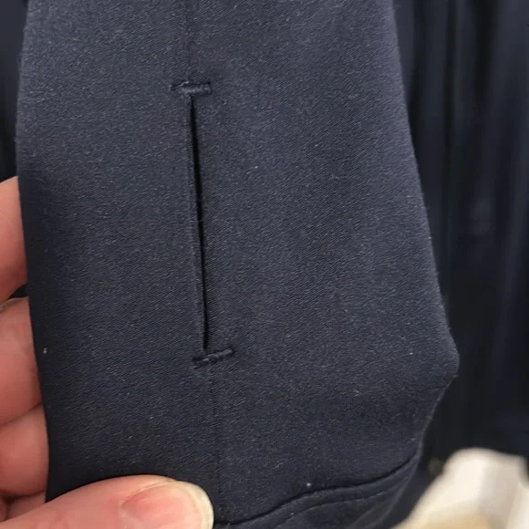 Lou & Grey women’s navy blue XS full zip jacket with thumb holes new with tags - Picture 4 of 6